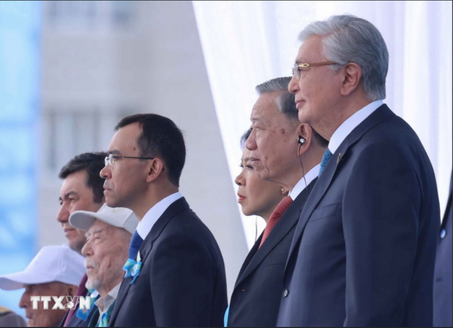 Tổng Bí thư Tô Lâm và Phu nhân cùng Tổng thống Kazakhstan dự Lễ Kỷ niệm 80 năm Chiến thắng phát-xít. Ảnh: TTXVN.