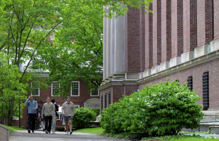 Trong khuôn viên Đại học Harvard. (Ảnh: Reuters) Trong khuôn viên Đại học Harvard. (Ảnh: Reuters)