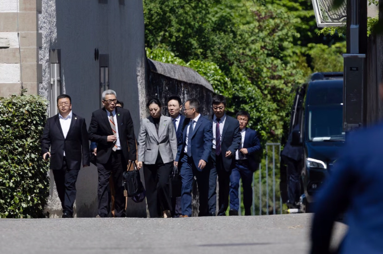 Các thành viên đoàn đàm phán Trung Quốc rời khỏi khu dinh thự ở Thuỵ Sĩ sau cuộc họp với phái đoàn Mỹ, ngày 10/5. (Ảnh: Reuters)