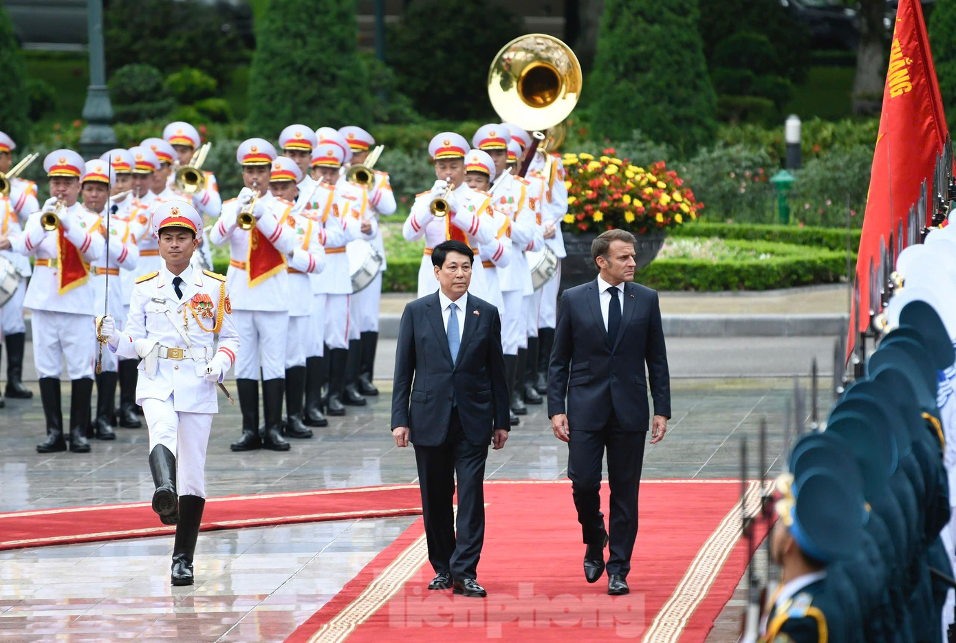 Hai nhà lãnh đạo duyệt đội danh dự. Ảnh: Như Ý