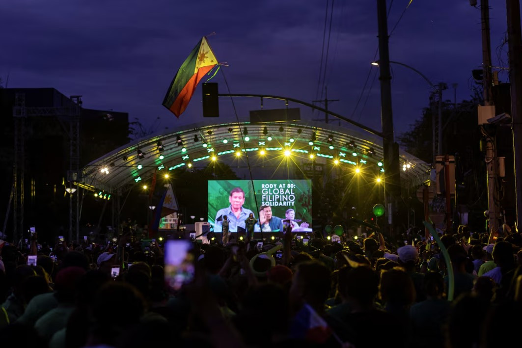 Đông đảo người biểu tình tập trung tại sự kiện chào mừng sinh nhật cựu Tổng thống Rodrigo Duterte ở Davao, ngày 28/3. (Ảnh: Reuters)