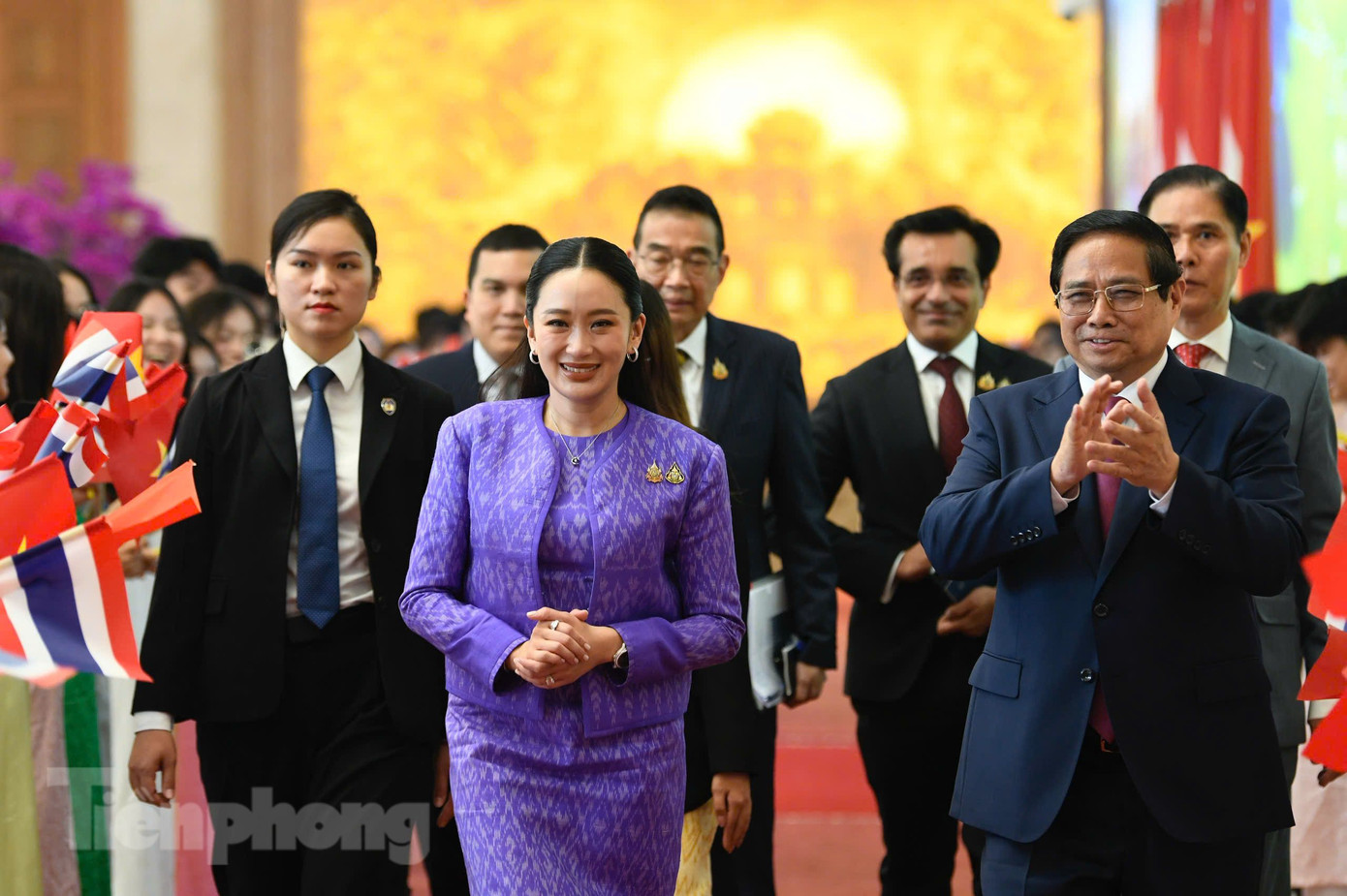 Hai Thủ tướng tiến vào phòng họp báo. Ảnh: Như Ý Hai Thủ tướng tiến vào phòng họp báo. Ảnh: Như Ý