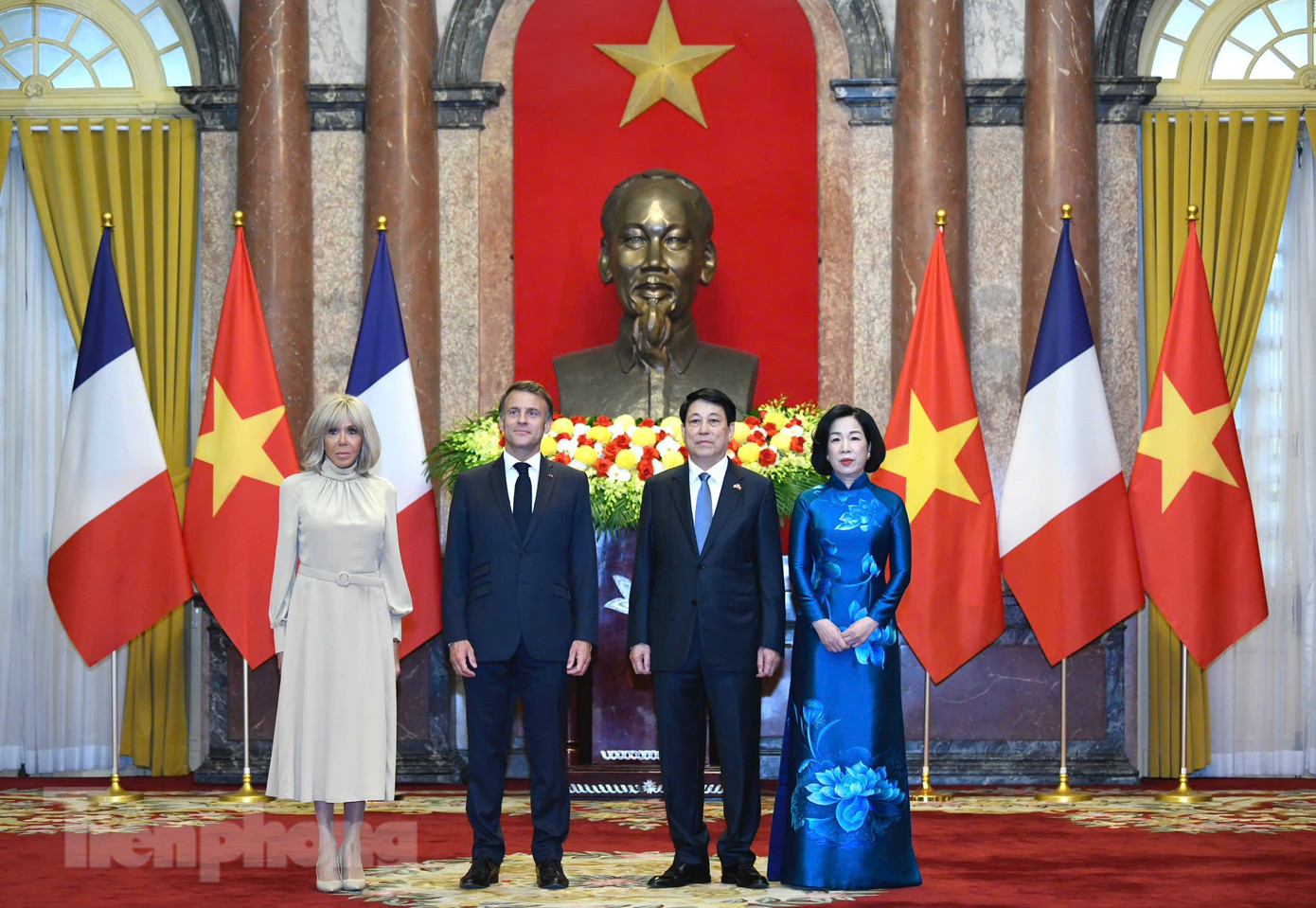 Chủ tịch nước Lương Cường cùng Phu nhân đón Tổng thống Pháp Emmanuel Macron và Phu nhân. Ảnh: Như Ý
