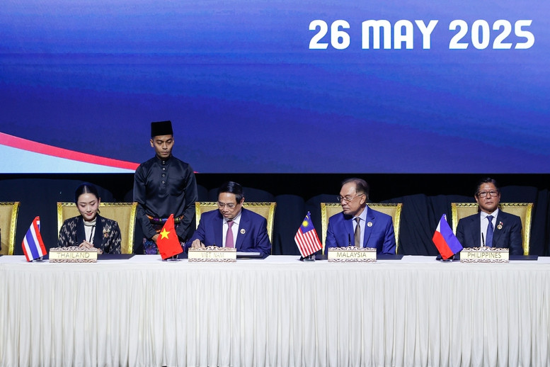 Thủ tướng Phạm Minh Chính cùng các nhà lãnh đạo ký Tuyên bố 'ASEAN 2045: Tương lai chung của chúng ta'. Ảnh: Nhật Bắc