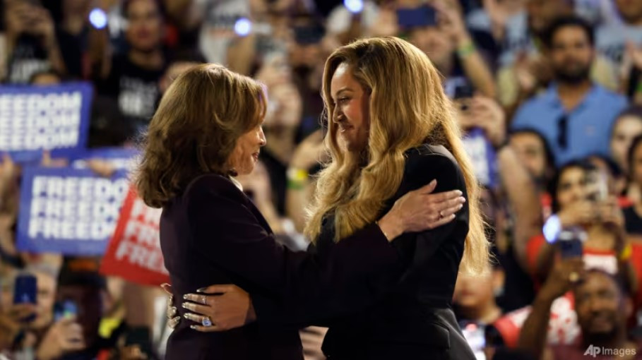 Beyonce và ứng cử viên tổng thống đảng Dân chủ Kamala Harris trên sân khấu của cuộc vận động tranh cử ngày 25/10/2024 tại Houston. (Ảnh: AP)