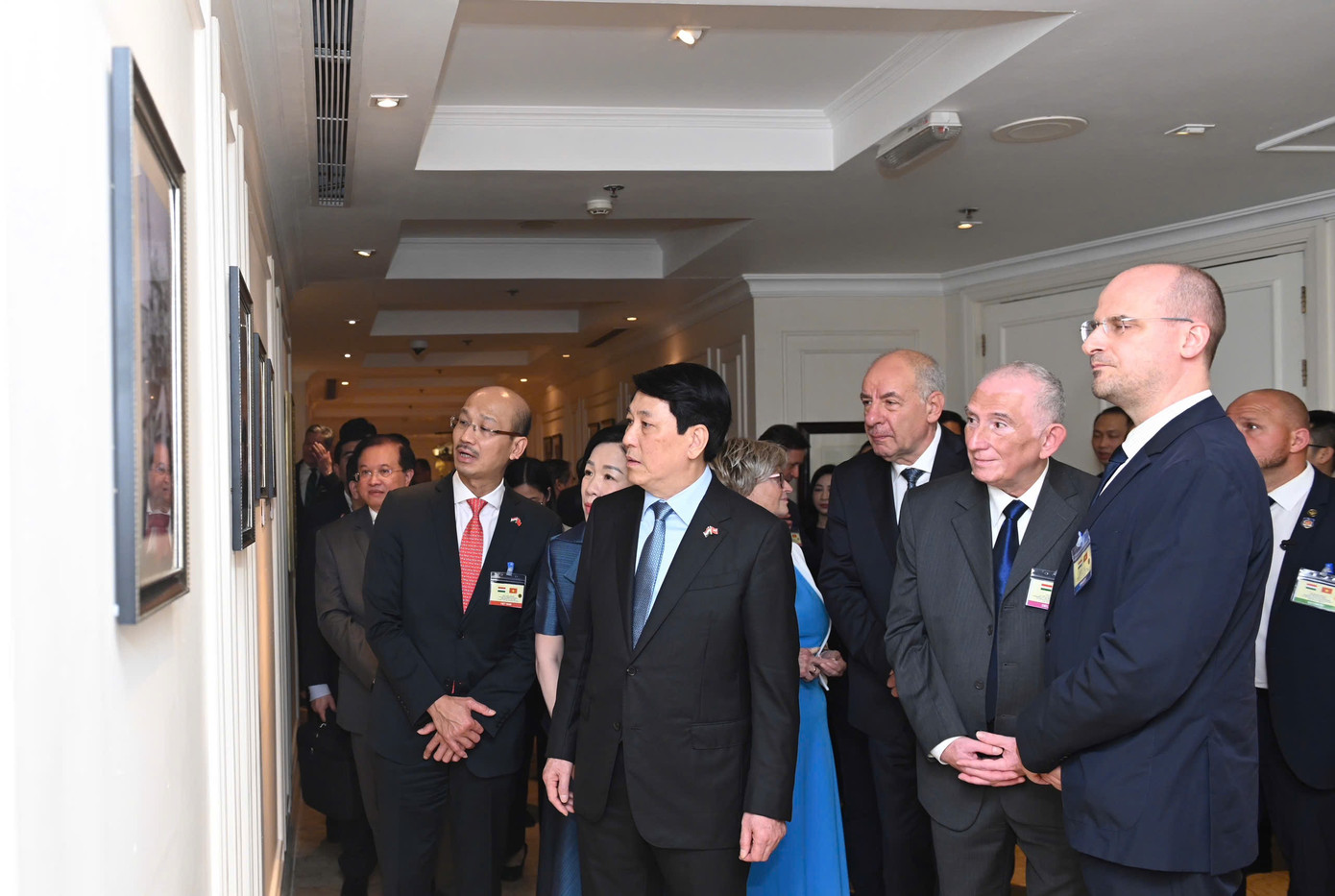 Chủ tịch nước Lương Cường cùng Tổng thống Hungary Sulyok Tamas và hai Phu nhân xem trưng bày ảnh. Ảnh: Nhật Minh Chủ tịch nước Lương Cường cùng Tổng thống Hungary Sulyok Tamas và hai Phu nhân xem trưng bày ảnh. Ảnh: Nhật Minh