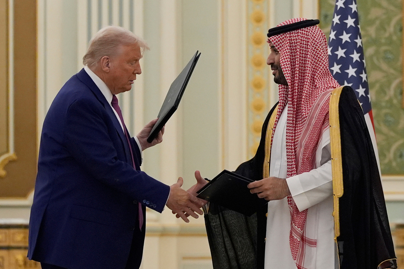 Tổng thống Donald Trump và Thái tử kế vị Ả-rập Xê-út Mohammed bin Salman bắt tay sau khi trao đổi văn kiện ký kết tại Cung điện Hoàng gia ở Riyadh, ngày 13/5. (Ảnh: AP)
