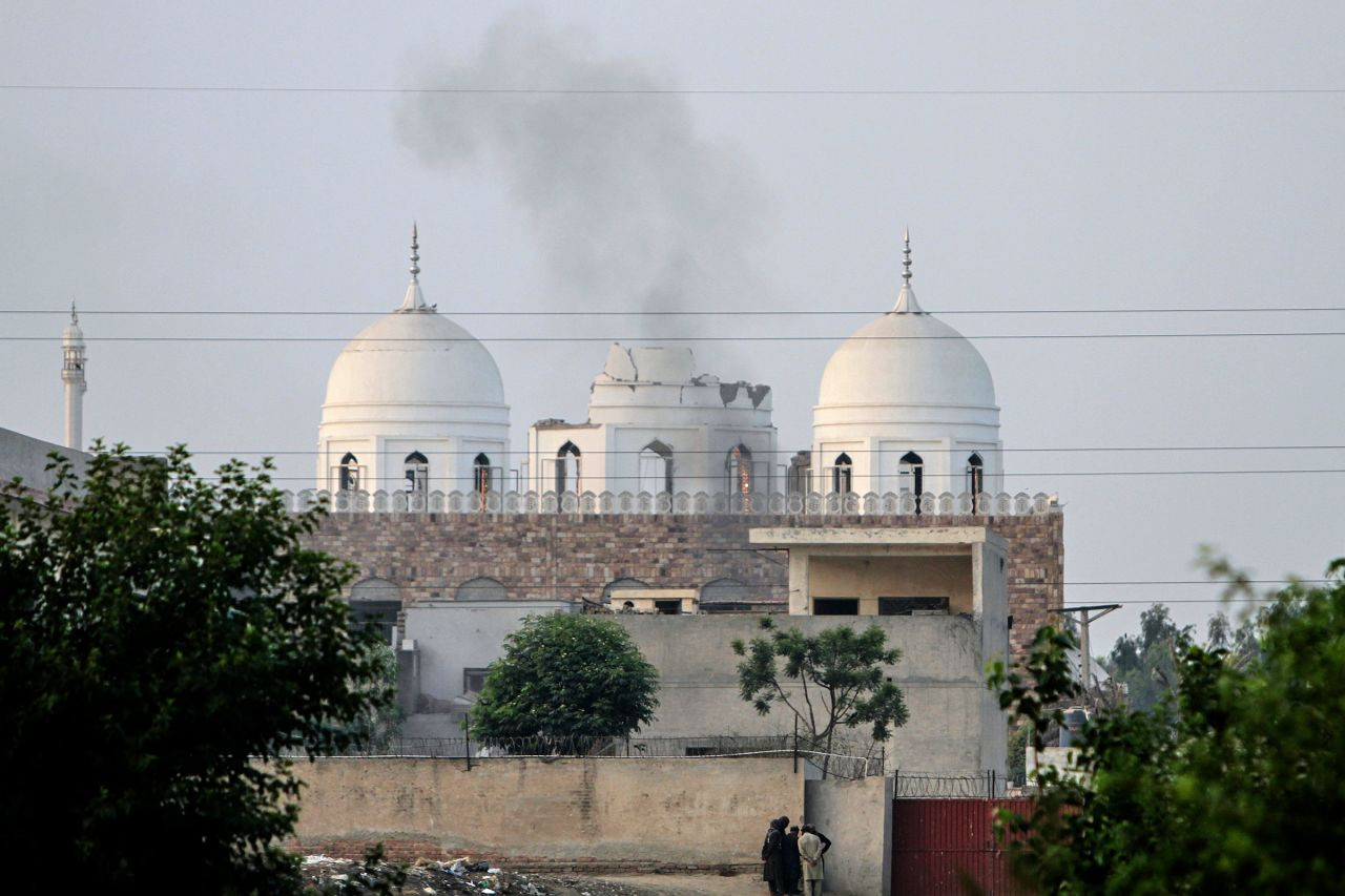 Một đền thờ của Pakistan bay nóc sau đợt không kích của Ấn Độ. (Ảnh: AP)