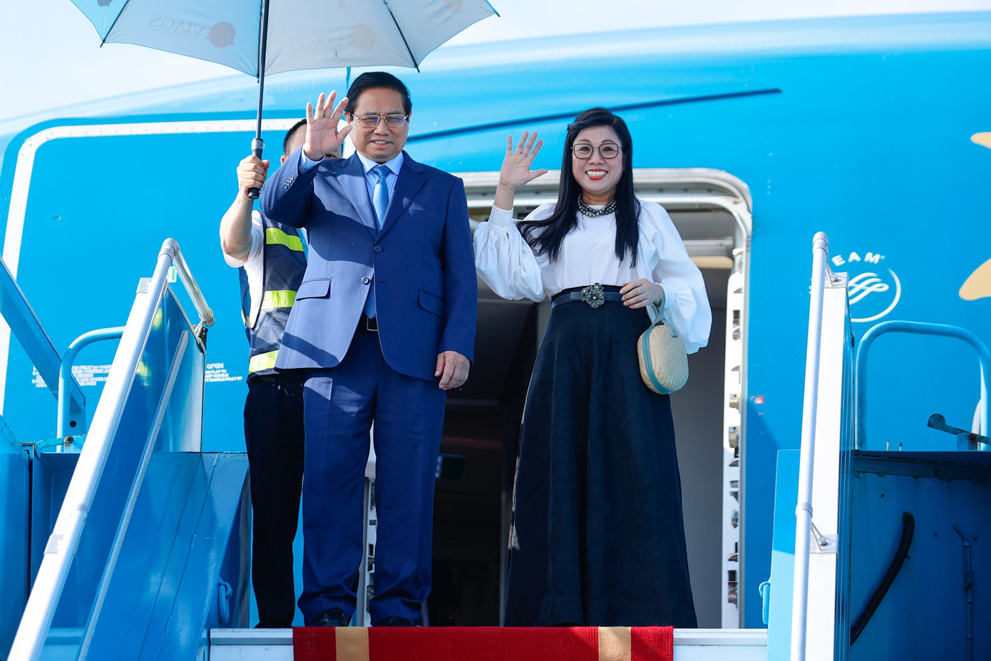 Thủ tướng Phạm Minh Chính và Phu nhân đã về đến Hà Nội, kết thúc tốt đẹp chuyến thăm chính thức Malaysia và dự các hội nghị cấp cao ASEAN. Ảnh: VGP