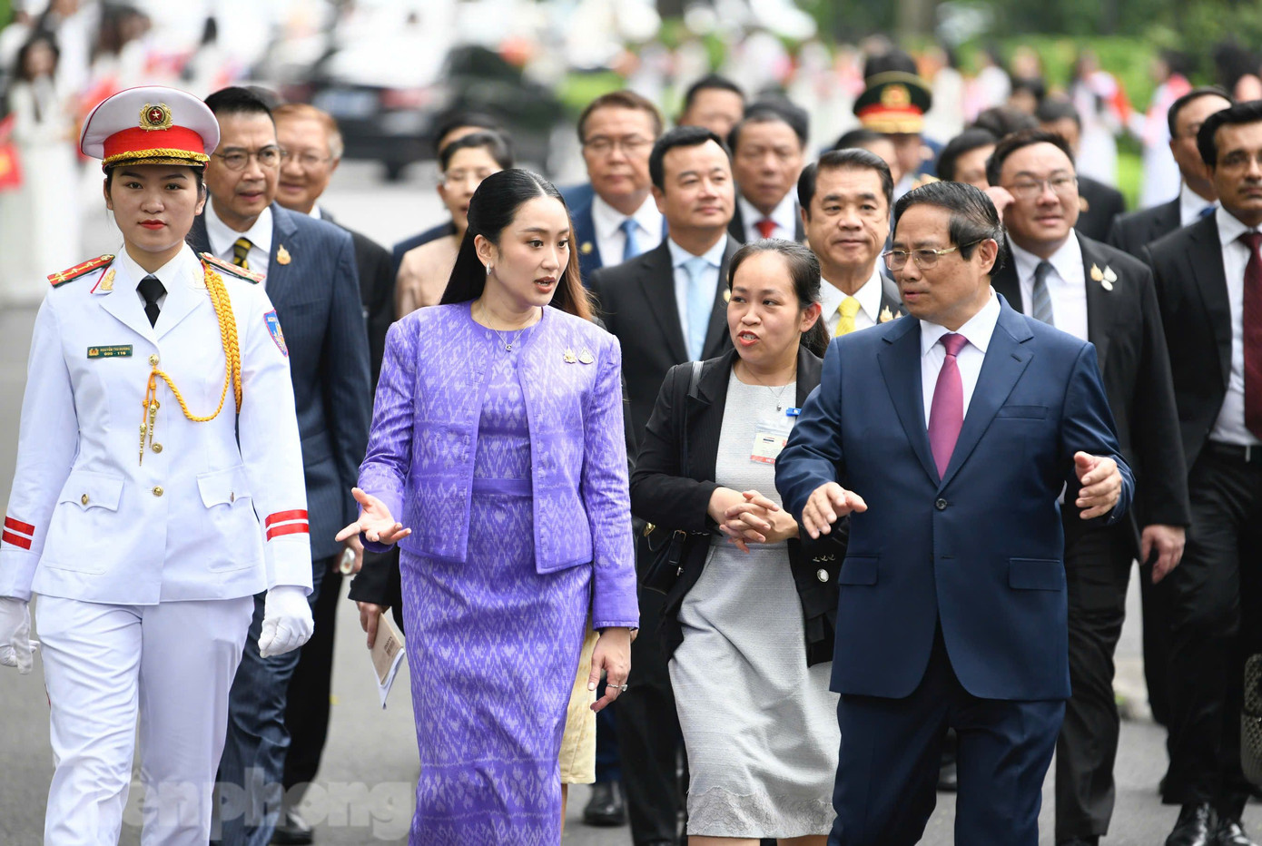 Hai Thủ tướng trò chuyện trong lúc đi bộ vào phòng họp. Ảnh: Như Ý