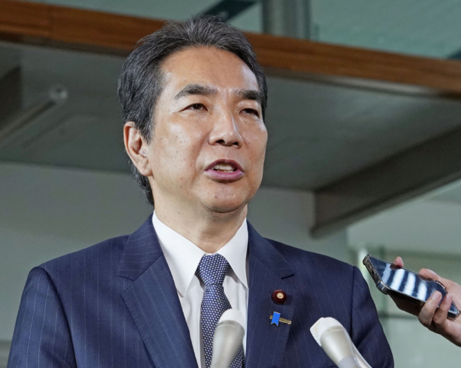 Ông Taku Eto phát biểu với các phóng viên bên ngoài Văn phòng thủ tướng Nhật Bản ngày 21/5. (Ảnh: Kyodo)