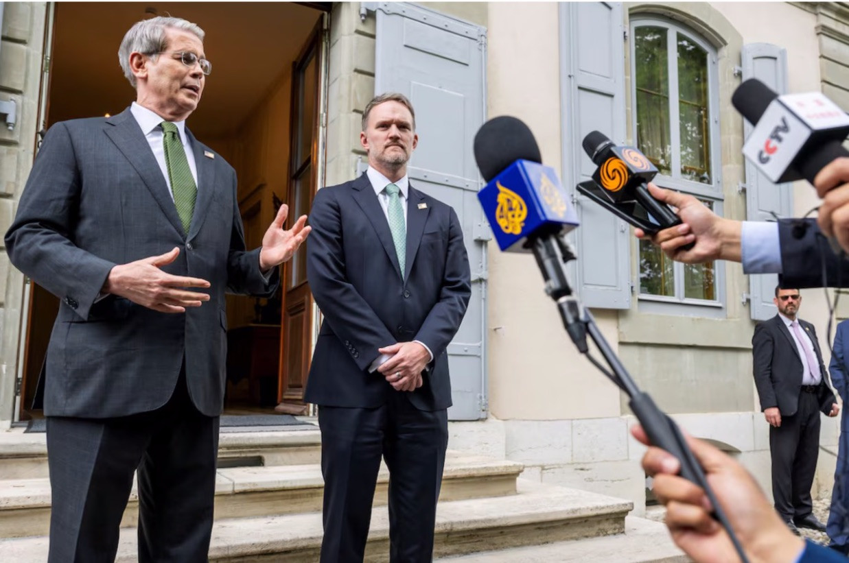 Bộ trưởng Tài chính Mỹ Scott Bessent và Đại diện Thương mại Jamieson Greer phát biểu với báo chí sau khi kết thúc đàm phán với Trung Quốc. (Ảnh: Reuters)