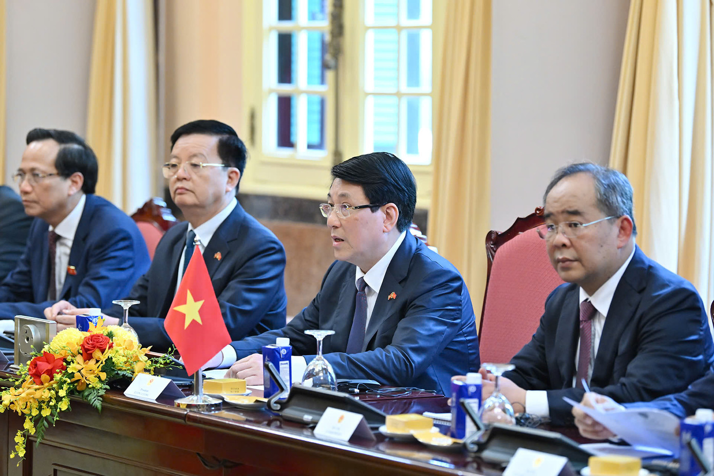 Chủ tịch nước Lương Cường và các quan chức cấp cao Việt Nam tại cuộc hội đàm với Tổng thống Sri Lanka sáng 5/5. Ảnh: Nhật Minh