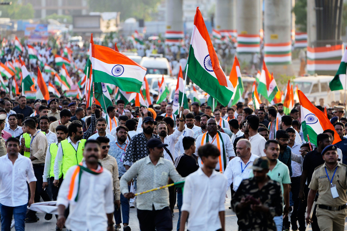 Người Ấn Độ tham gia cuộc diễu hành 3 màu ở Ahmedabad để ca ngợi thành công của Chiến dịch Sindoor nhằm vào Pakistan, ngày 13/5. (Ảnh: AP) Người Ấn Độ tham gia cuộc diễu hành 3 màu ở Ahmedabad để ca ngợi thành công của Chiến dịch Sindoor nhằm vào Pakistan, ngày 13/5. (Ảnh: AP)