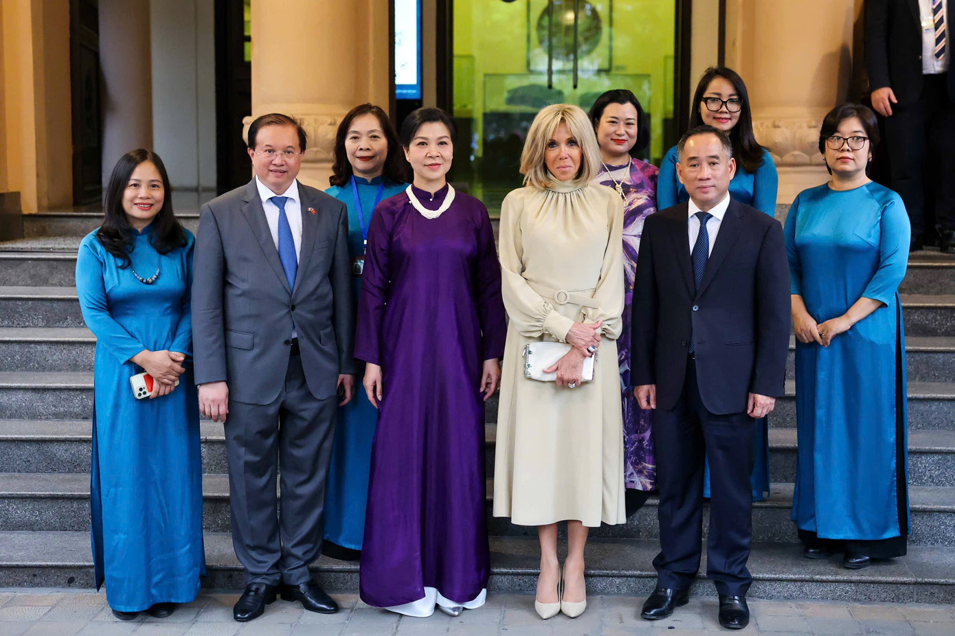 Hai Phu nhân cùng chụp ảnh lưu niệm trước bảo tàng. Ảnh: Nhật Minh