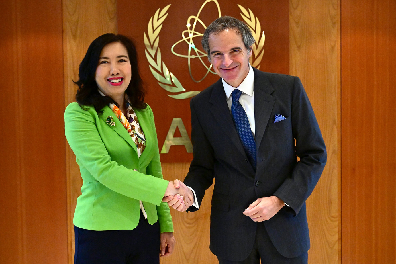 Thứ trưởng Lê Thị Thu Hằng trong cuộc gặp Tổng Giám đốc IAEA ông Rafael Mariano Grossi. Ảnh: Mofa