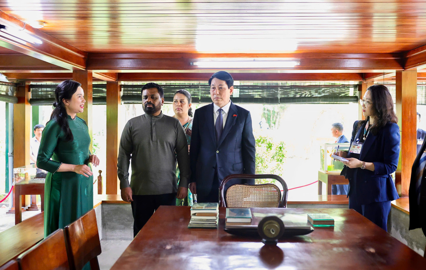 Chủ tịch nước Lương Cường và Tổng thống Sri Lanka nghe giới thiệu về khu di tích. Ảnh: Nhật Minh Chủ tịch nước Lương Cường và Tổng thống Sri Lanka nghe giới thiệu về khu di tích. Ảnh: Nhật Minh