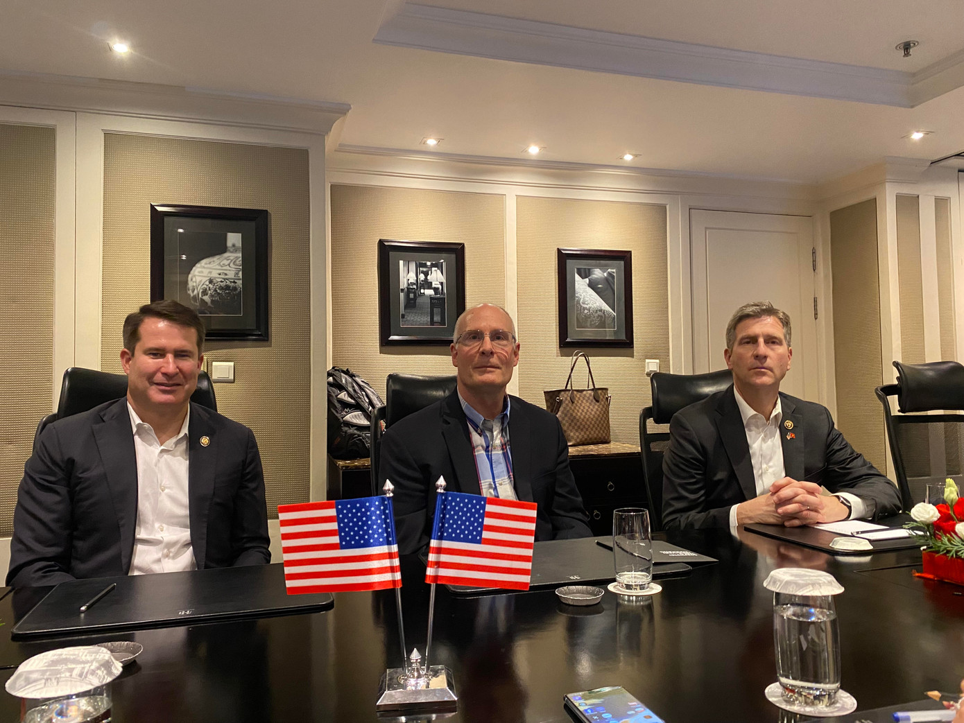 (Từ trái qua) Các nghị sĩ Mỹ Seth Moulton, John Moolenaar và Greg Stanton trong cuộc gặp nhóm phóng viên Việt Nam chiều tối 27/5. Ảnh: Thu Loan