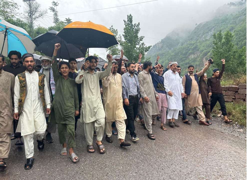 Người Pakistan ở Kashmir biểu tình sau khi một nhà thờ Hồi giáo bị tấn công. (Ảnh: CNN)