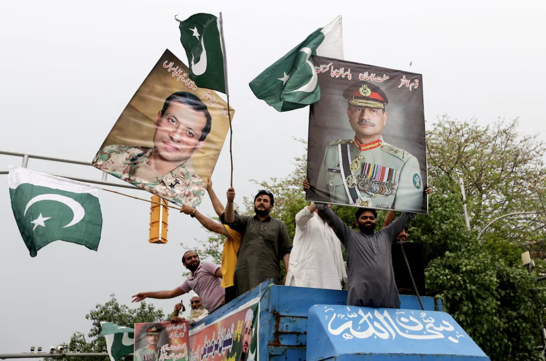 Áp phích có hình ảnh của Tổng tham mưu trưởng Lục quân Pakistan Asim Munir được giương lên ở Lahore, Pakistan, ngày 11/5. (Ảnh: Reuters)