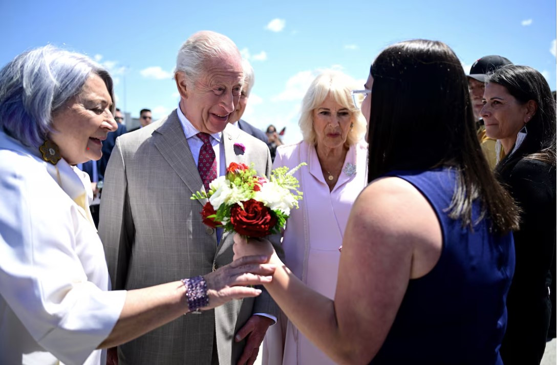 Vua Charles và Hoàng hậu Camilla được chào đón khi đến sân bay Ottawa ngày 26/5. (Ảnh: Reuters) Vua Charles và Hoàng hậu Camilla được chào đón khi đến sân bay Ottawa ngày 26/5. (Ảnh: Reuters)
