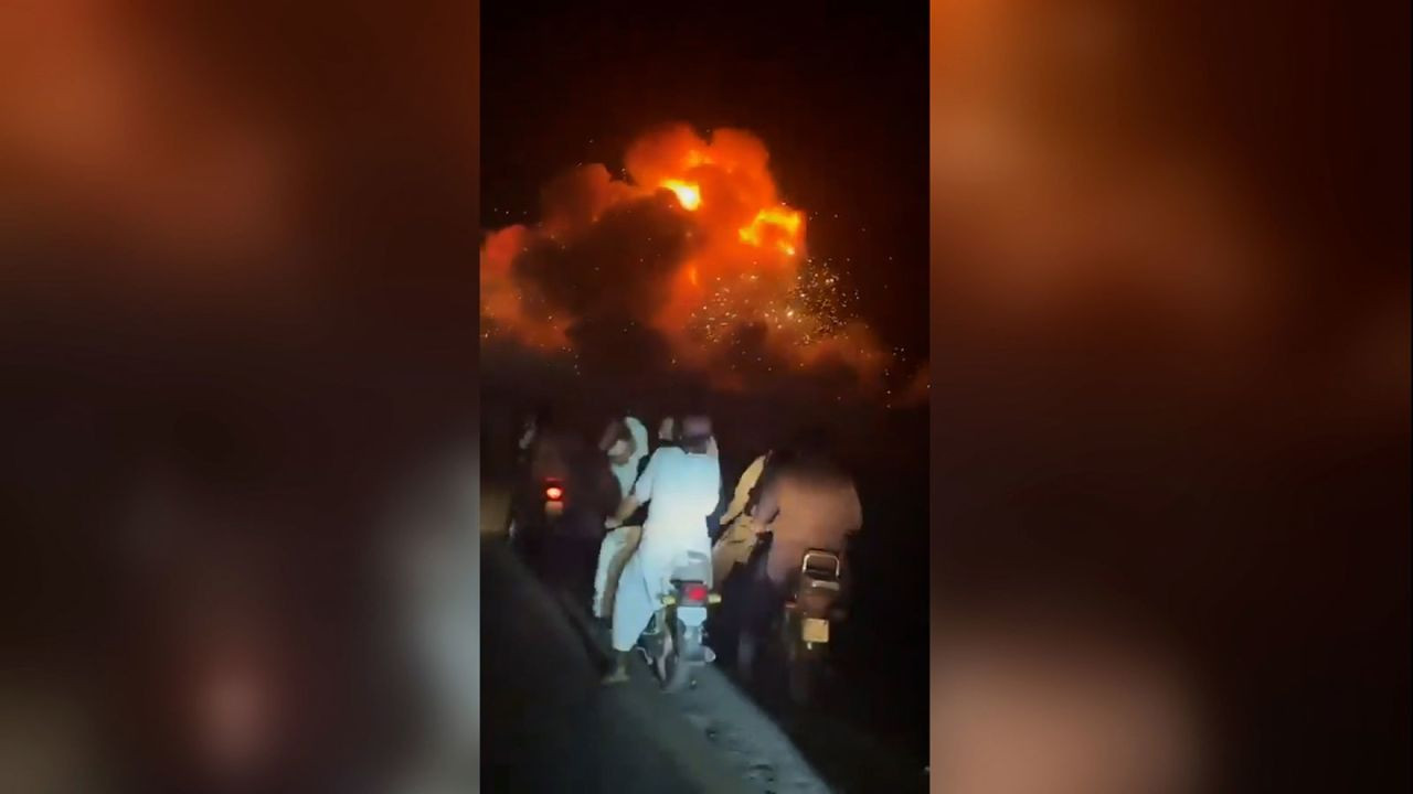 Hình ảnh trên mạng xã hội về vụ tấn công vào miền đông Pakistan, ngày 7/5. Hình ảnh trên mạng xã hội về vụ tấn công vào miền đông Pakistan, ngày 7/5.