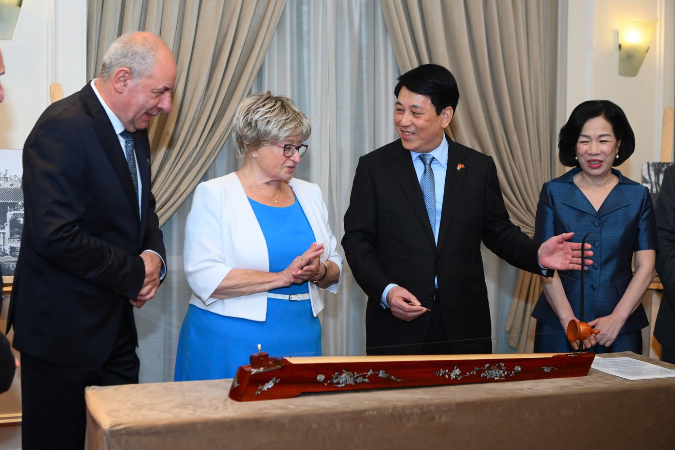 Chủ tịch nước Lương Cường và Phu nhân tặng Tổng thống Hungary Sulyok Tamas và Phu nhân chiếc đàn bầu, một nhạc cụ truyền thống của Việt Nam. Ảnh: Nhật Minh Chủ tịch nước Lương Cường và Phu nhân tặng Tổng thống Hungary Sulyok Tamas và Phu nhân chiếc đàn bầu, một nhạc cụ truyền thống của Việt Nam. Ảnh: Nhật Minh