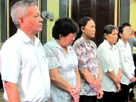 Cho đến nay, bị cáo Nguyễn Bi đã khắc phục được toàn bộ thiệt hại, còn bị cáo Huyền (trong cùng) mới chỉ khắc phục một phần. Ảnh: Hải Duyên. Cho đến nay, bị cáo Nguyễn Bi đã khắc phục được toàn bộ thiệt hại, còn bị cáo Huyền (trong cùng) mới chỉ khắc phục một phần. Ảnh: Hải Duyên