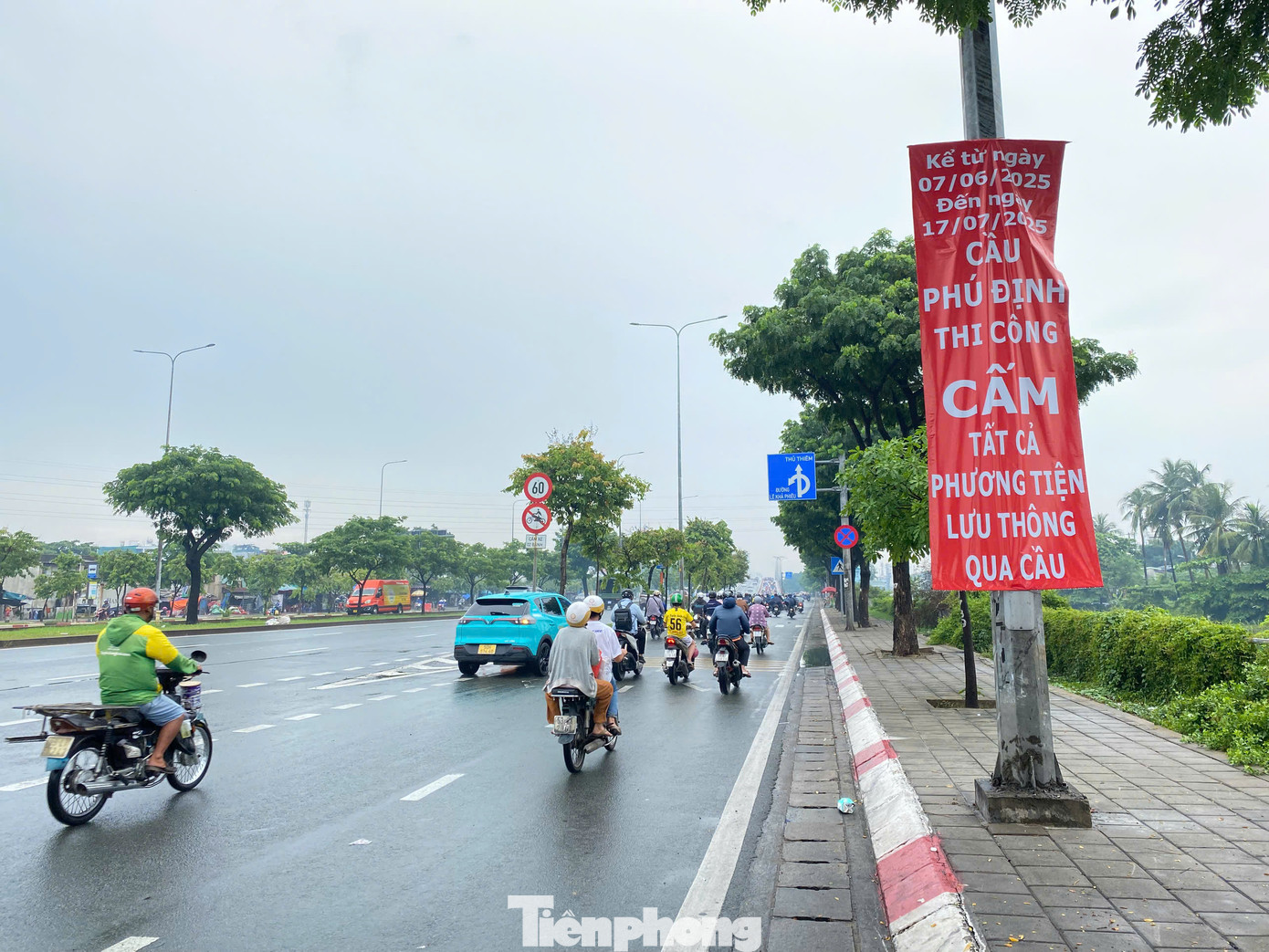 Thông báo cấm phương tiện lưu thông qua cầu Phú Định từ ngày 7/6 đến 17/7/2025. Ảnh: Hữu Huy Thông báo cấm phương tiện lưu thông qua cầu Phú Định từ ngày 7/6 đến 17/7/2025. Ảnh: Hữu Huy