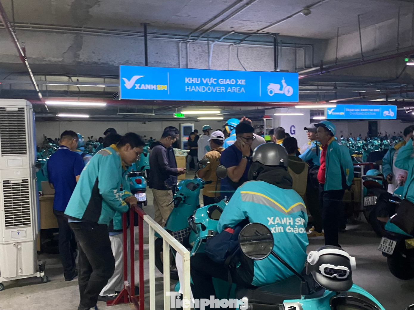 Tài xế chờ nhận xe tại điểm giao xe của hãng xe điện Xanh SM ở quận Gò Vấp, TPHCM. Ảnh: Hữu Huy.