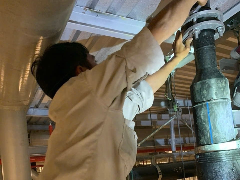 Đơn vị thi công sửa chữa, khắc phục vị trí xảy ra sự cố. Ảnh: Cảng HKQT Tân Sơn Nhất cung cấp.