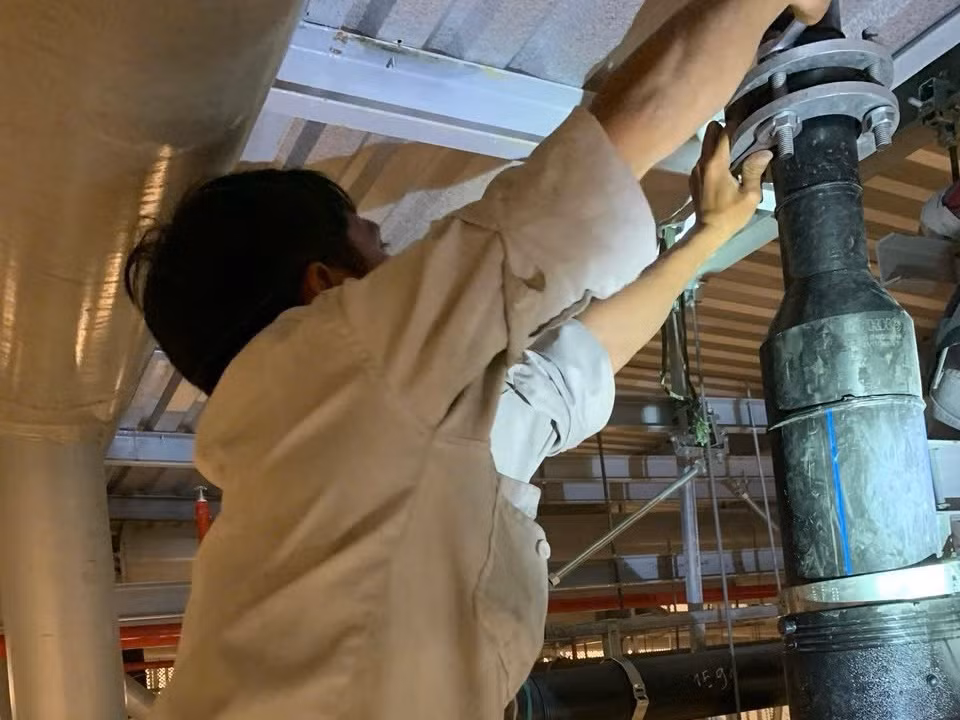 Đơn vị thi công sửa chữa, khắc phục vị trí xảy ra sự cố. Ảnh: Cảng HKQT Tân Sơn Nhất cung cấp.