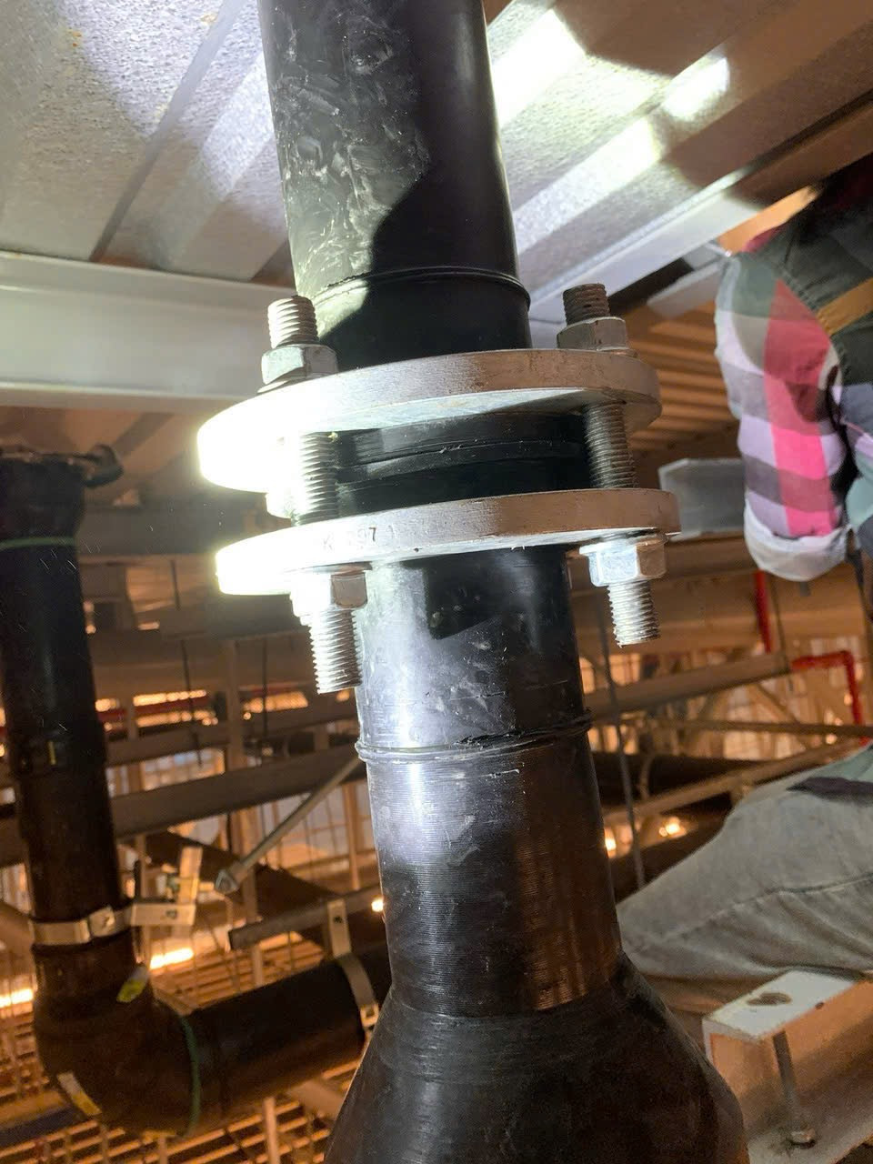 Vị trí ống thoát nước mưa xảy ra sự cố. Ảnh: Cảng HKQT Tân Sơn Nhất cung cấp.