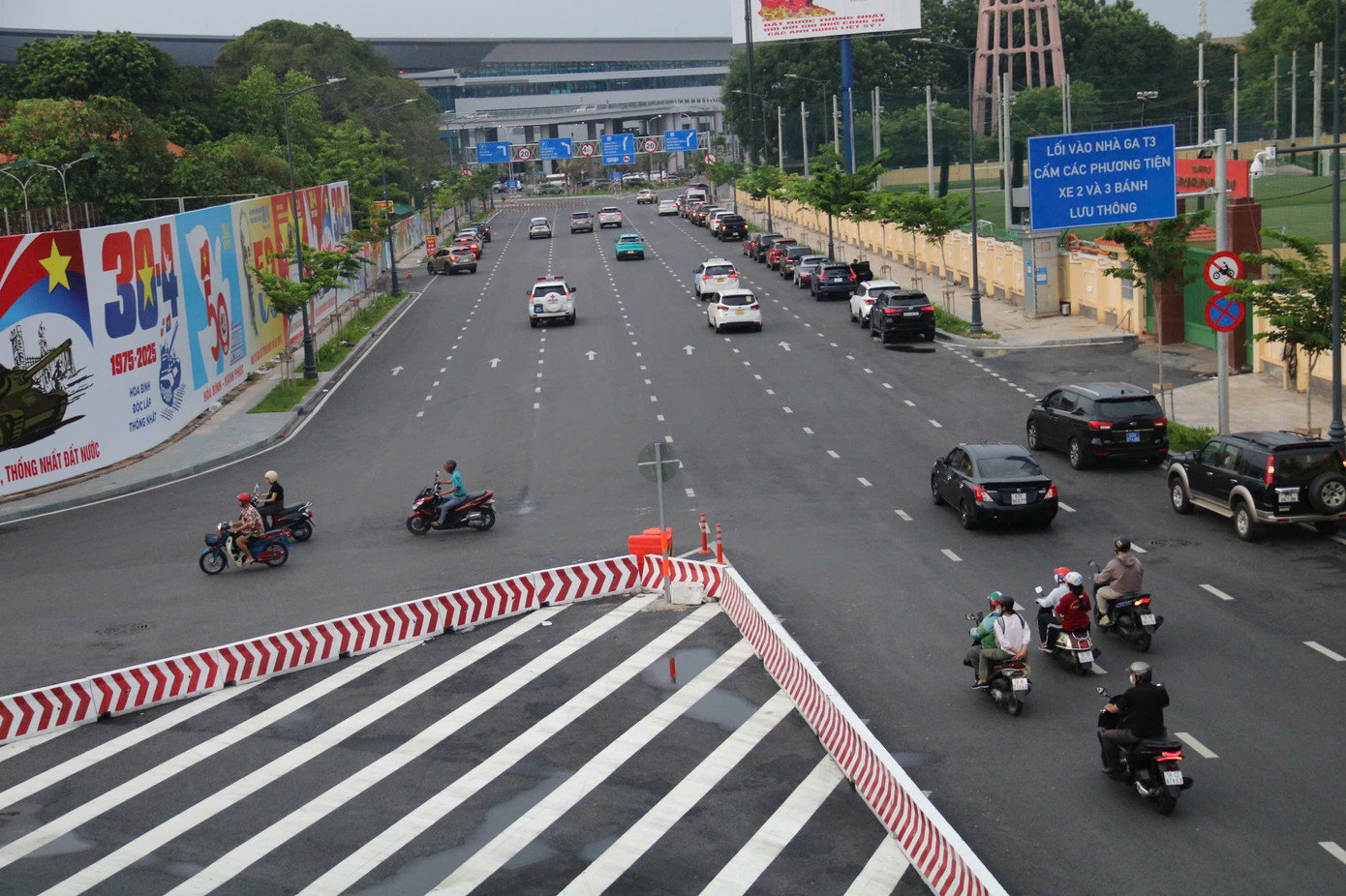 Xe máy chạy vào đường cấm tại khu vực vào ga T3. Ảnh: CTV Xe máy chạy vào đường cấm tại khu vực vào ga T3. Ảnh: CTV