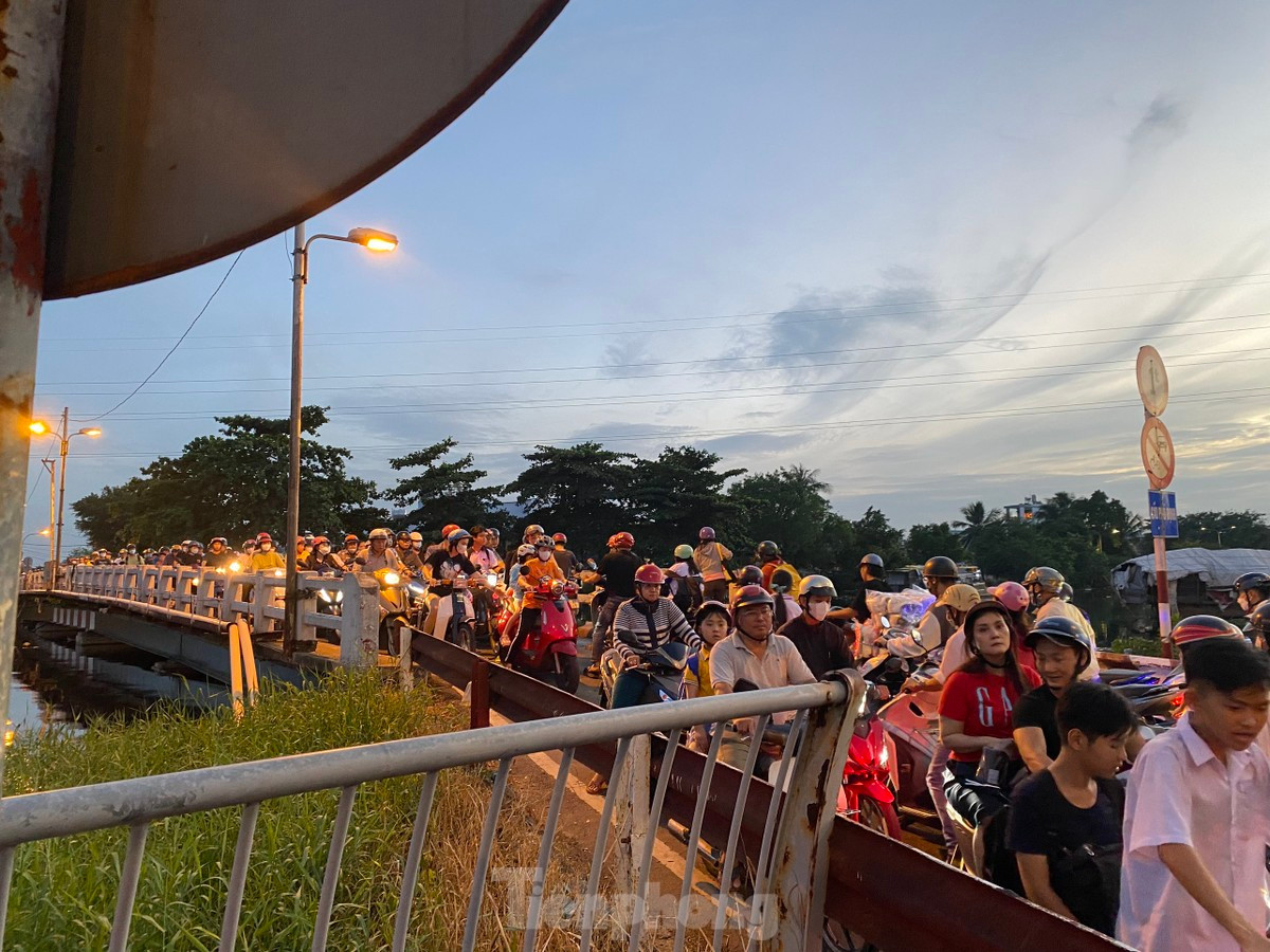 Cầu Phú Định thường xuyên ùn ứ vào giờ cao điểm. Ảnh: Hữu Huy Cầu Phú Định thường xuyên ùn ứ vào giờ cao điểm. Ảnh: Hữu Huy
