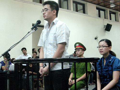 Nghĩa và bạn gái Hoàng Thị Yến tại phiên tòa - Ảnh: Bảo Thắng