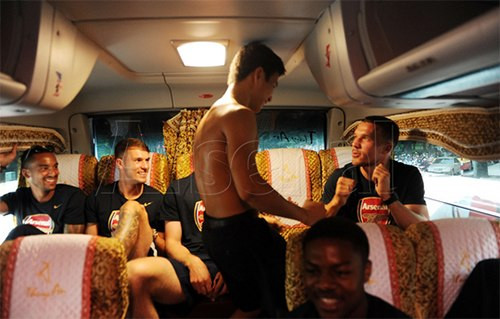 Xuân Tiến được các cầu thủ Arsenal chào đón nhiệt tình trên xe