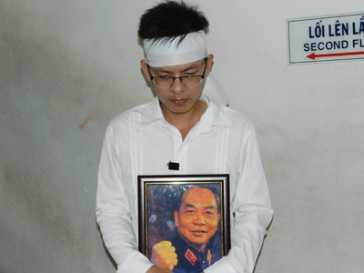 Nguyễn Đình Phương ôm di ảnh Đại tướng Võ Nguyên Giáp ra ga Sài Gòn cho kịp chuyến tàu khởi hành lúc 12 giờ. Ảnh: Huy Thịnh. Nguyễn Đình Phương ôm di ảnh Đại tướng Võ Nguyên Giáp ra ga Sài Gòn cho kịp chuyến tàu khởi hành lúc 12 giờ. Ảnh: Huy Thịnh