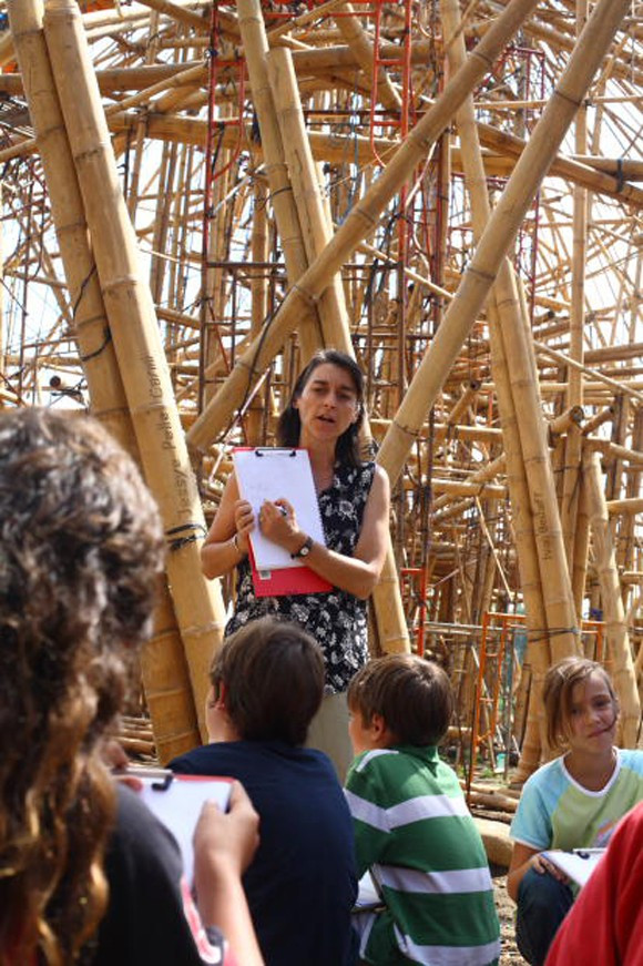 Green School có nhiều bậc học từ mẫu giáo cho đến trung học. Năm 2008, trường chỉ có 98 học sinh nhưng đến nay con số đã lên đến gần 500 từ 3 - 16 tuổi