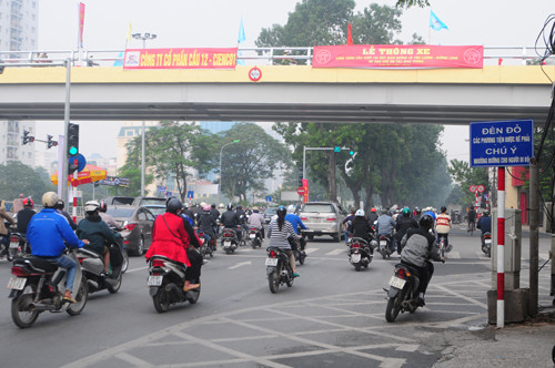 Các phương tiện từ Ngã Tư Sở đi Cầu Giấy và ngược lại sẽ đi theo đèn tín hiệu, biển báo tại nút. Riêng xe tải, xe chuyên dùng, xe thô sơ, người đi bộ không đi lên cầu vượt