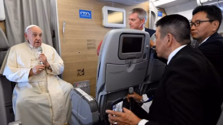 Giáo hoàng Francis trao đổi với các nhà báo trong chuyến bay trở về từ Mông Cổ ngày 4/5. (Ảnh: Vatican News)