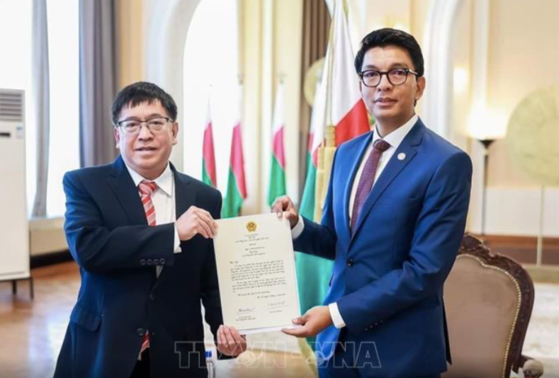 Đại sứ Việt Nam tại Mozambique kiêm nhiệm Madagascar Phạm Hoàng Kim (trái). (Ảnh: TTXVN)