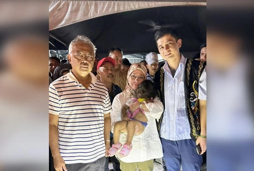 Bé Missclyen Roland chụp ảnh với Quốc vương và Hoàng hậu Malaysia. (Ảnh: Fb) Bé Missclyen Roland chụp ảnh với Quốc vương và Hoàng hậu Malaysia. (Ảnh: Fb)