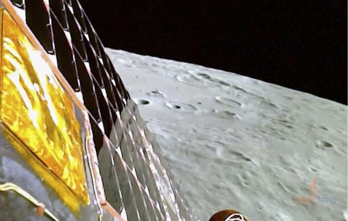 Hình ảnh bề mặt Mặt trăng do camera của tàu Chandrayaan-3 chụp. (Ảnh: ISRO) Hình ảnh bề mặt Mặt trăng do camera của tàu Chandrayaan-3 chụp. (Ảnh: ISRO)