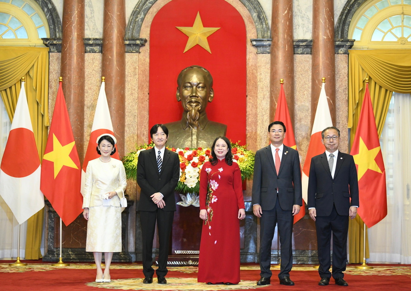 Phó Chủ tịch nước Võ Thị Ánh Xuân chụp ảnh lưu niệm cùng Hoàng Thái tử Akishino, Công nương Kiko, Thứ trưởng Ngoại giao Phạm Quang Hiệu và Đại sứ Nhật Bản tại Việt Nam (bìa phải). (Ảnh: Như Ý) Phó Chủ tịch nước Võ Thị Ánh Xuân chụp ảnh lưu niệm cùng Hoàng Thái tử Akishino, Công nương Kiko, Thứ trưởng Ngoại giao Phạm Quang Hiệu và Đại sứ Nhật Bản tại Việt Nam (bìa phải). (Ảnh: Như Ý)