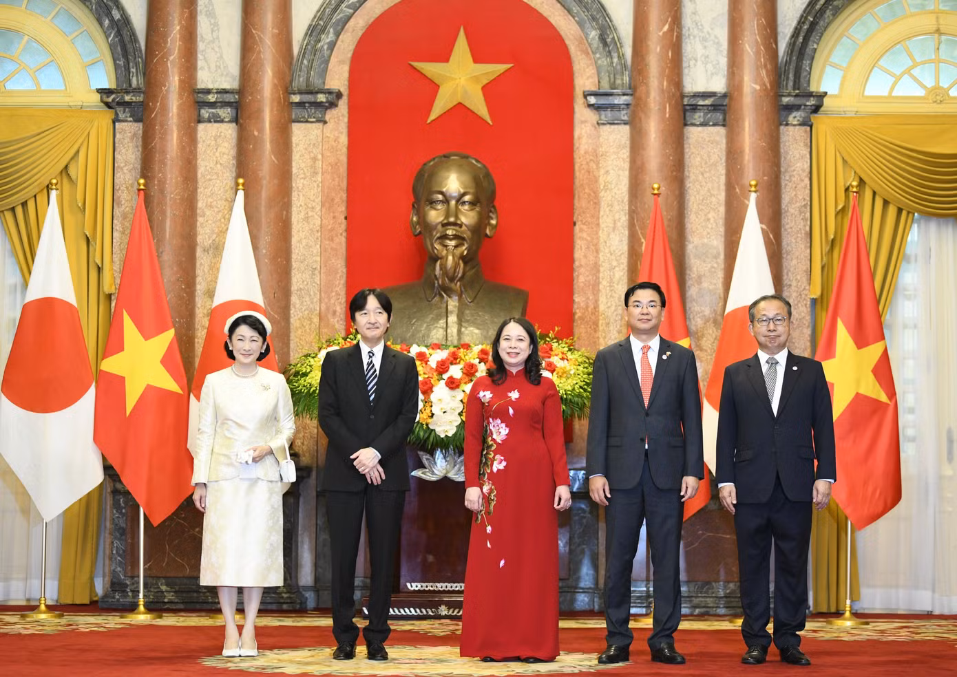 Phó Chủ tịch nước Võ Thị Ánh Xuân chụp ảnh lưu niệm cùng Hoàng Thái tử Akishino, Công nương Kiko, Thứ trưởng Ngoại giao Phạm Quang Hiệu và Đại sứ Nhật Bản tại Việt Nam (bìa phải). (Ảnh: Như Ý) Phó Chủ tịch nước Võ Thị Ánh Xuân chụp ảnh lưu niệm cùng Hoàng Thái tử Akishino, Công nương Kiko, Thứ trưởng Ngoại giao Phạm Quang Hiệu và Đại sứ Nhật Bản tại Việt Nam (bìa phải). (Ảnh: Như Ý)