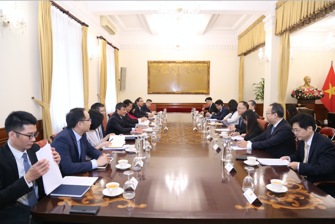 Các quan chức Việt Nam - Trung Quốc tại cuộc hội đàm ngày 27/9. (Ảnh: Mofa)