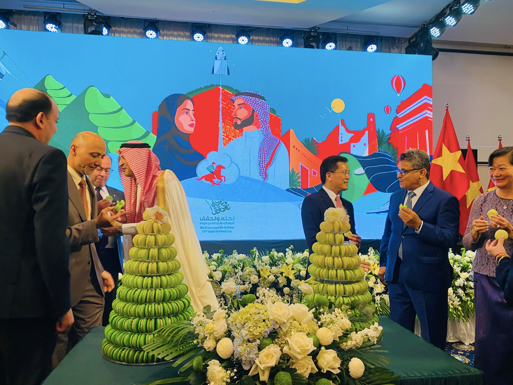 Thứ trưởng Hà Kim Ngọc cùng Đại sứ Ả-rập Xê-út và đại sứ các nước, các tổ chức quốc tế thưởng thức món bánh truyền thống để mừng Quốc khánh Ả-rập Xê-út. (Ảnh: Thu Loan) Thứ trưởng Hà Kim Ngọc cùng Đại sứ Ả-rập Xê-út và đại sứ các nước, các tổ chức quốc tế thưởng thức món bánh truyền thống để mừng Quốc khánh Ả-rập Xê-út. (Ảnh: Thu Loan)