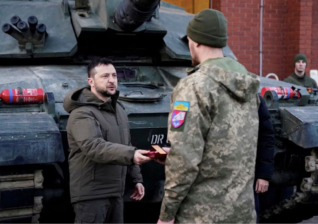 Tổng thống Ukraine Volodymir Zelensky gặp những binh lính đang được huấn luyện sử dụng xe tăng Challenger 2 ở Anh ngày 8/2. (Ảnh: Reuters) Tổng thống Ukraine Volodymir Zelensky gặp những binh lính đang được huấn luyện sử dụng xe tăng Challenger 2 ở Anh ngày 8/2. (Ảnh: Reuters)