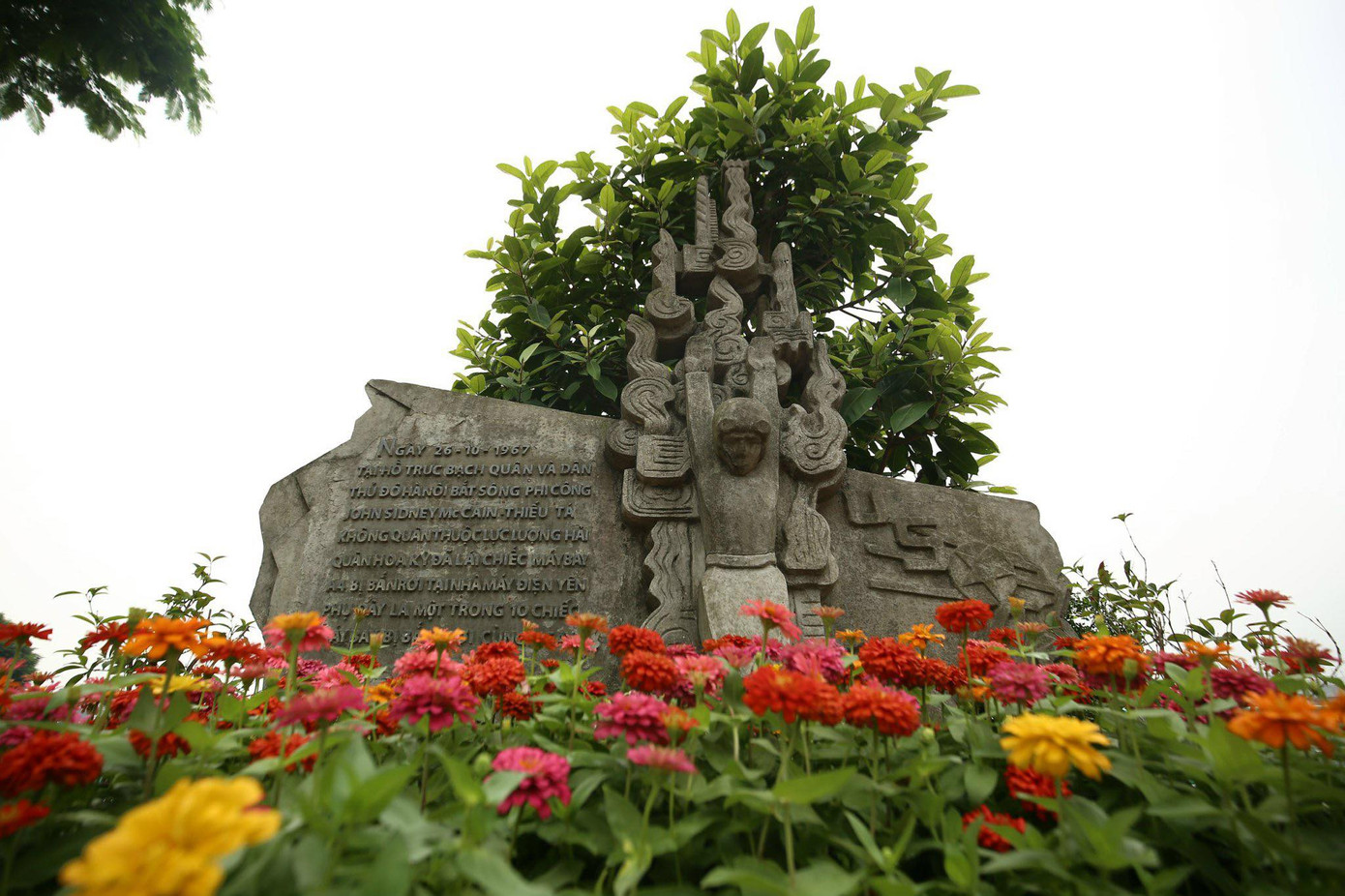 Bức phù điêu bên hồ Trúc Bạch. (Ảnh: Hoàng Mạnh Thắng)